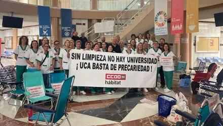 Limpiadoras de la UCA portando pancartas reivindicativas en el encierro.
