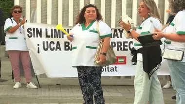 Mujeres del personal de limpieza de la Universidad de Cádiz manifestándose con pancartas.
