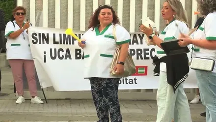 Mujeres del personal de limpieza de la Universidad de Cádiz manifestándose con pancartas.