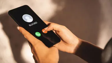 Persona bloqueando un número de teléfono en su móvil.