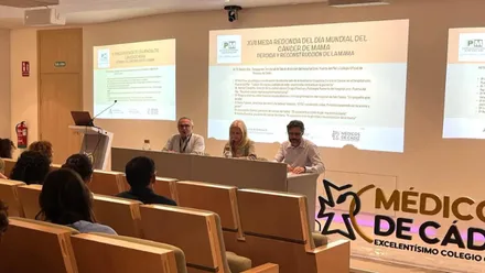 Conferenciantes hablando sobre el cáncer de mama en el Hospital Puerta del Mar.