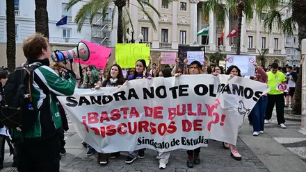 Un grupo de estudiantes porta la pancarta de la cabeza de esta manifestacion en recuerdo de Sandra Peña.