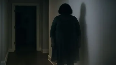 Silueta negra en un pasillo.