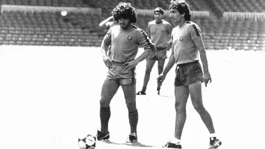 Maradona y Mágico entrenando con el FC Barcelona en 1984.
