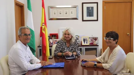Mercedes Colombo y los representantes de la Asociación de Daño Cerebral Adquirido (Adacca).