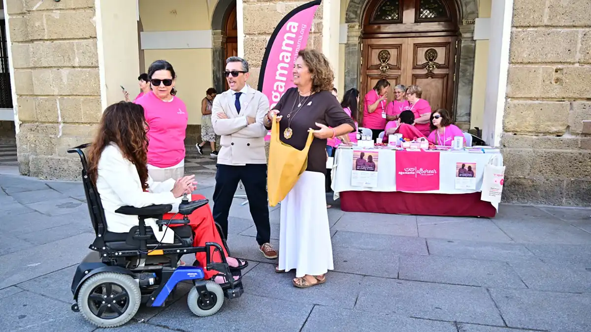 La concejala Nuria Álvarez visita la mesa informativa de la Asociación de Mujeres Gaditanas con Cáncer de Mama (Agamama) en la Plaza de San Juan de Dios, dentro de los actos por el Día Internacional del Cáncer de Mama.