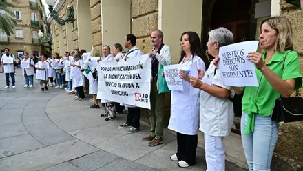 Trabajadores y trabajadoras del servicio de Ayuda a Domicilio de Cádiz en la concentración a las puertas del Ayuntamiento