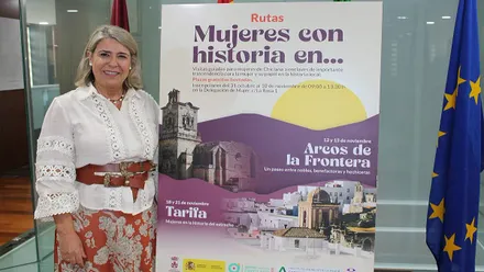 Martínez-Rico, delegada del Ayuntamiento de Chiclana, junto al cartel de "Mujeres con Historia en".