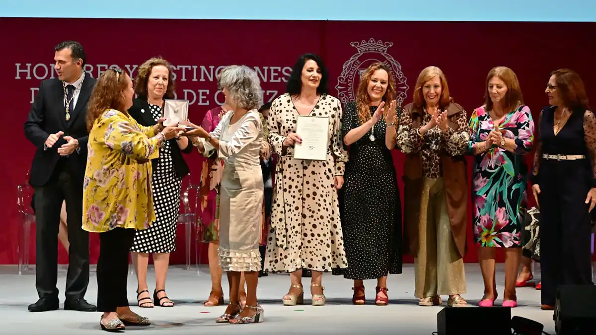 oncepción Domínguez, presidenta de Mujeres de Acero, recoge la Medalla de Oro de la Ciudad junto a integrantes de la asociación.