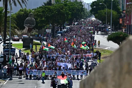 Miles de personas avanzan por la Avenida principal de Cádiz en esta manifestacion en contra del genocidio en Palestina.