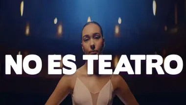 Bailarina y sobresaltadas las letras "No es teatro".