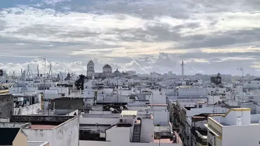 El segundo puente, la Catedral y el Pirulí de Cádiz en un cielo en el que iban llegando las nubes