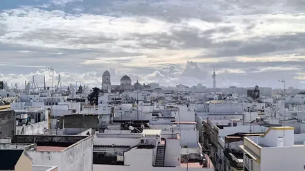 El segundo puente, la Catedral y el Pirulí de Cádiz en un cielo en el que iban llegando las nubes