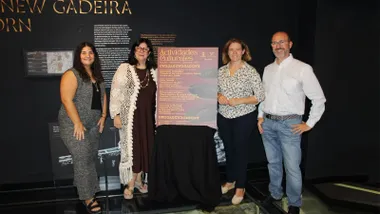 Manuela Pérez, delegada, en el espacio Nueva Gadeira acompañada de los organizadores.