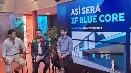 El delegado especial de la Zona Franca de Cádiz, Fran González, aparece de pie junto a los arquitectos autores de los proyectos del ZF Blue Core durante la presentación oficial. Están en el auditorio del edificio Zona Base Incubazul, con pantallas detrás que muestran las imágenes de los nuevos edificios y un público asistente sentado al fondo.