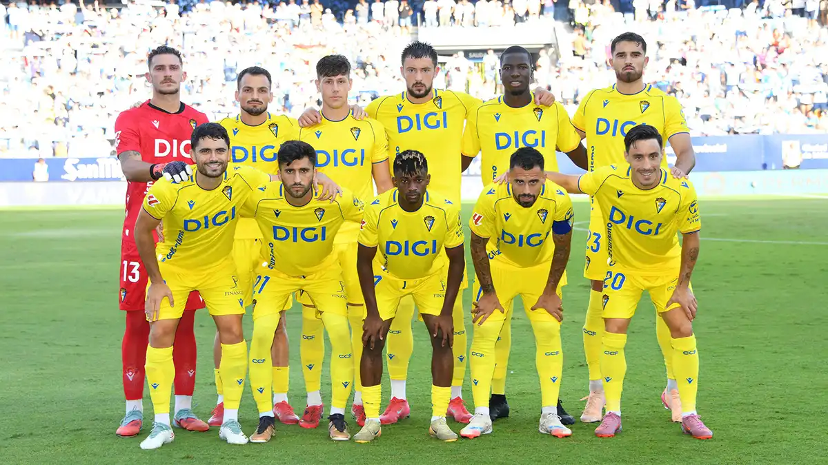 Once inicial del Cádiz CF sobre el césped del Nuevo Mirandilla durante un partido de Liga Hypermotion. En la imagen aparecen varios de los jugadores que más han incrementado su valoración de mercado según Transfermarkt.
