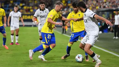Ontiveros y Climete parecen estorbarse cuando tratan de atacar con el ádiz CF ante el Burgos CF.