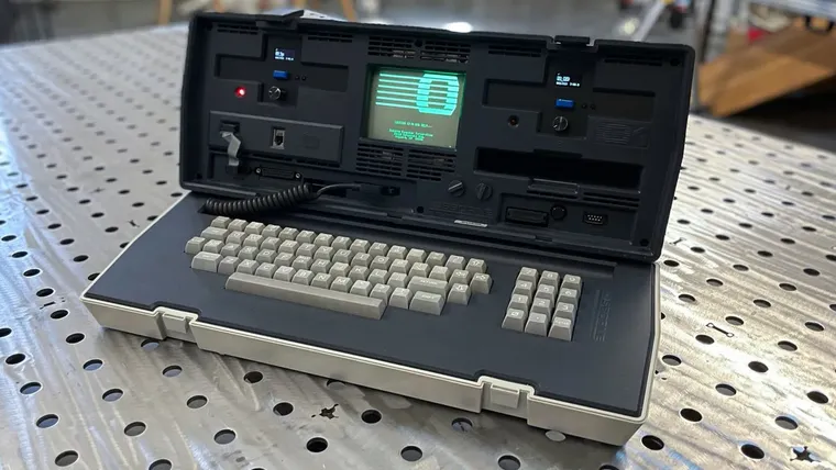 Vista del rústico y vetusto, pero revolucionario, ordenador portátil Osborne 1.