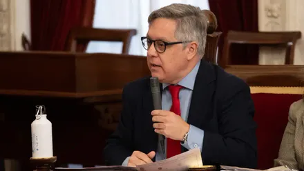 El portavoz socialista Óscar Torres aparece en el salón de plenos del Ayuntamiento de Cádiz, en su escaño, mientras interviene.