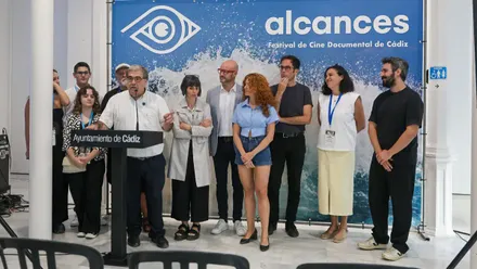 El director del Festival Alcances, Javier Miranda, presenta el palmarés 2025 en rueda de prensa en el Espacio de Cultura Contemporánea de Cádiz, acompañado por los miembros del jurado.