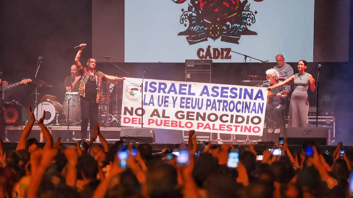 Artistas mostrando una pancarta con un mensaje de apoyo a Palestina durante el concierto del SailGP en Cádiz.