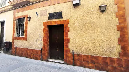 Entrada cerrada de la Peña Fletilal sin la bandera del Cádiz de la Peña Theo Vargas.
