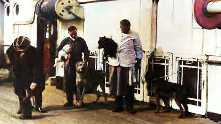 Hombres paseando a las mascotas de los pasajeros del Titanic.