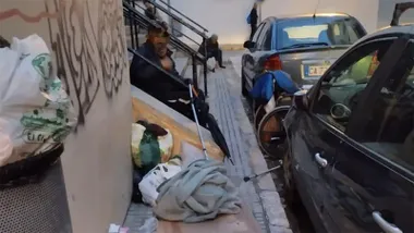 Personas sin hogar en la calle Chile de Cádiz.