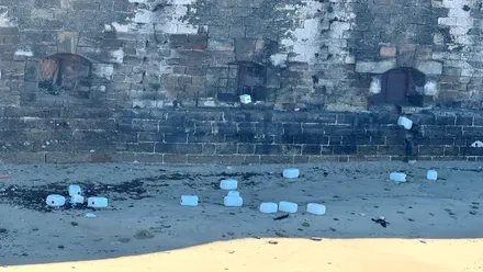 Una quincena de garrafas junto al lienzo de la muralla en la batería de San Felipe. El petaqueo es cada vez más habitual cerca de la capital demuestran la importante actividad de petaqueo en esta zona de la costa gaditana.
