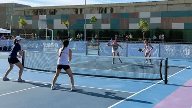 Chicas jugando al Pickleball.