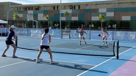 Chicas jugando al Pickleball.