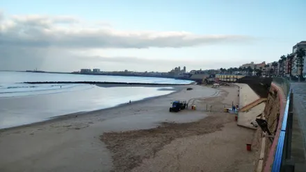 El cielo amaneció con nubes amenazaforas entrando en Cádiz mientras la marea estaba baja. La playa, escenario del caos vivido durante el Día del Rosario, permanecía sin bandera visible.