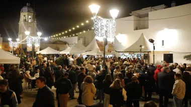 Mercado navideño en la Plaza de Rota iluminada por las fechas.