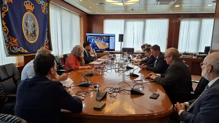 Vista general del Pleno de la Zona Franca de Cádiz reunido en la sede institucional. Los miembros del Consorcio participan en la sesión donde se ratificaron las cuentas consolidadas de 2024.