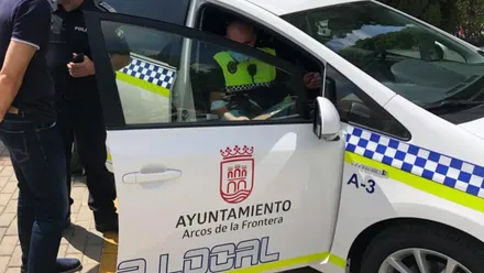 Policía local en su coche patrulla.