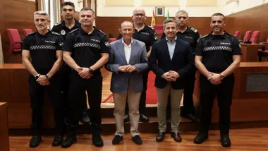 El alcade de Chiclana, José Manuel Román, con Tres nuevos agentes de la Policía Local.
