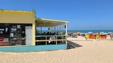 Uno de los chiringuitos del Grupo Potito en la playa de la Victoria de Cádiz