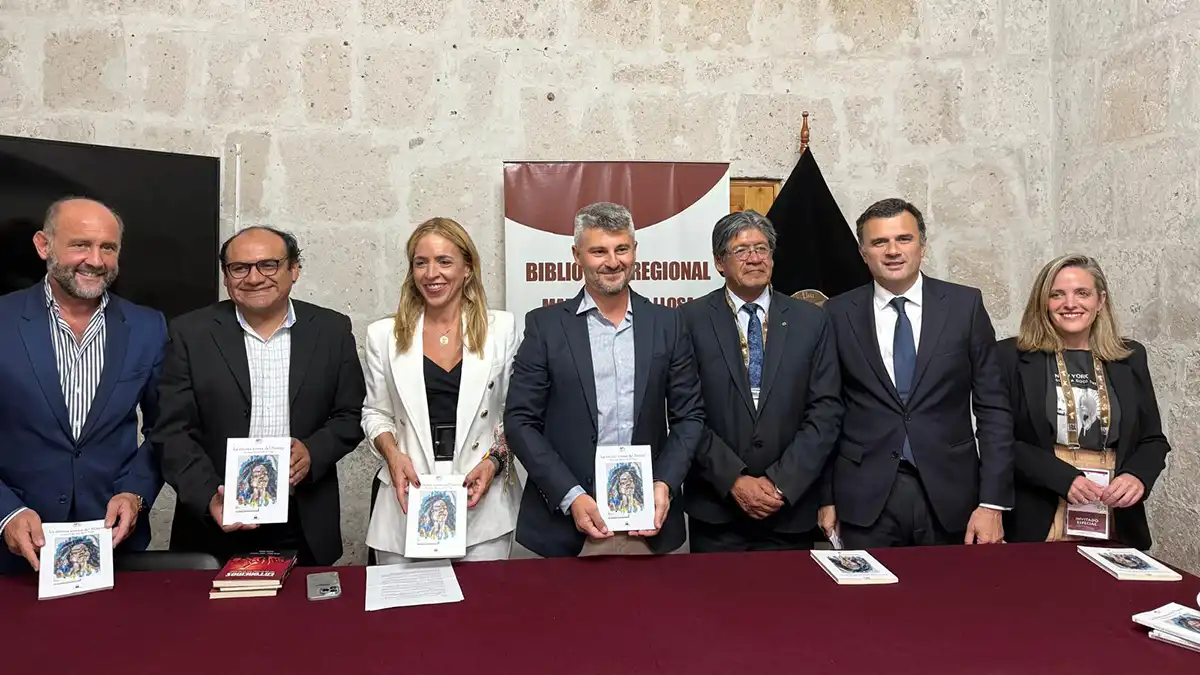 El periodista y vicepresidente de la Asociación de la Prensa de Cádiz, Antonio Muñoz, junto a la presidenta de la Diputación, el alcalde de Cádiz, el vicepresidente de la Diputación y la teniente de alcalde de Cultura durante la presentación de su libro 'La última sirena del Nanay' en la Biblioteca Mario Vargas Llosa de Arequipa, algunos de los cuales muestra en la obra.