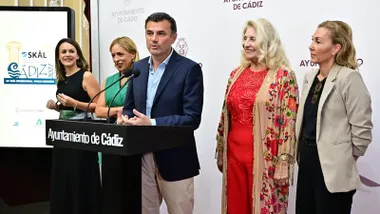 Presentación oficial del Congreso en el Ayuntamiento de Cádiz, con autoridades locales y representantes de Skal Cádiz junto al cartel del evento. Foto: Eulogio García.