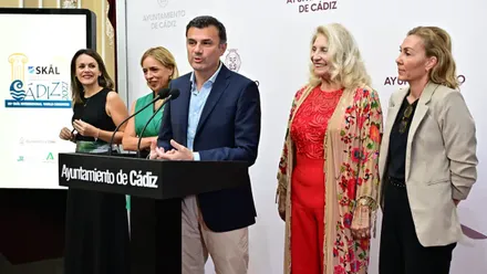 Presentación oficial del Congreso en el Ayuntamiento de Cádiz, con autoridades locales y representantes de Skal Cádiz junto al cartel del evento. Foto: Eulogio García.