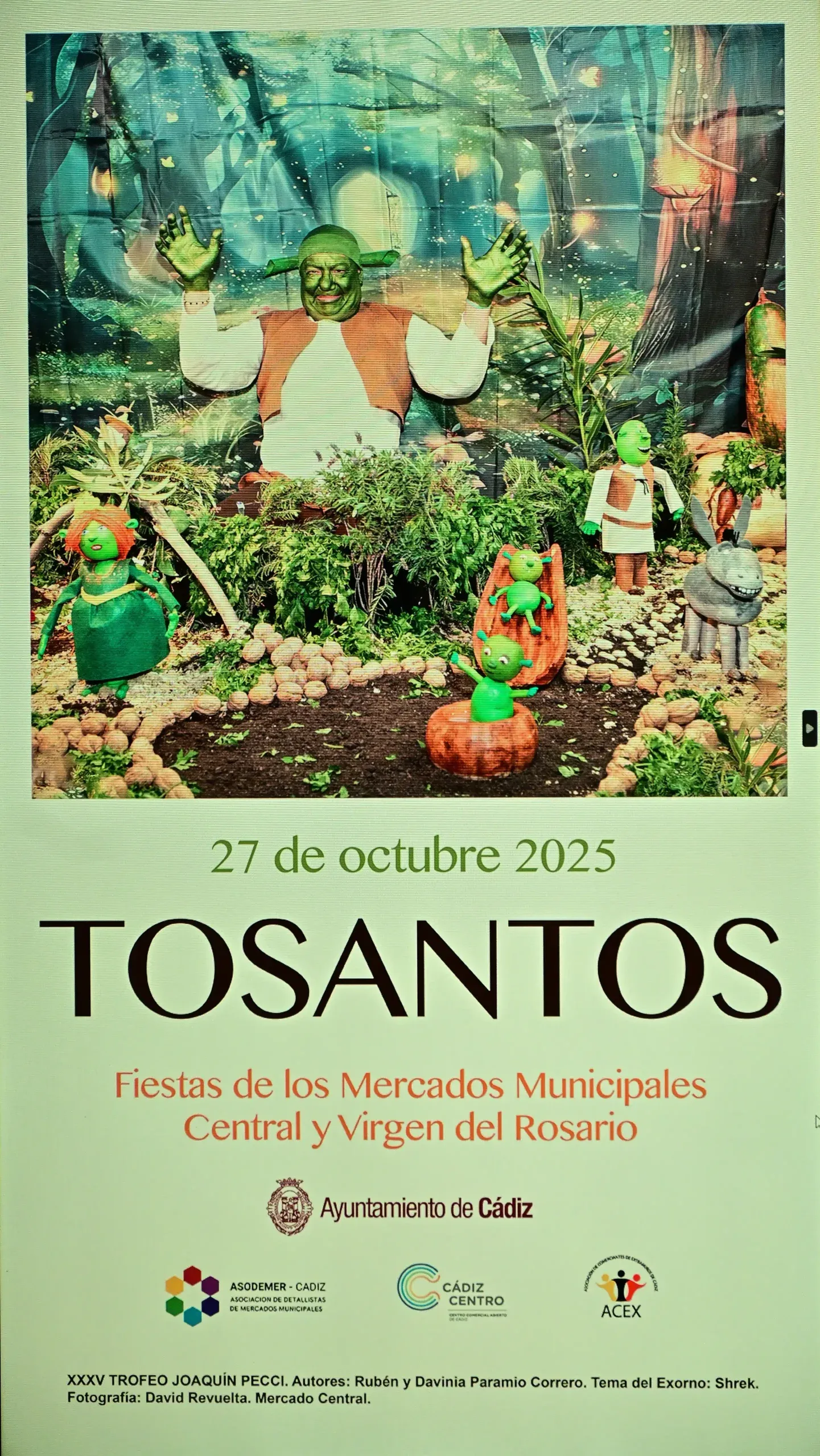 Cartel de la Fiesta de Tosantos 2025, con el ganador de la categoría de puestos de fruta de 2024 con un disfraz de Srek.