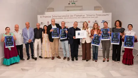 Foto de la presentación con algunos de los premios.