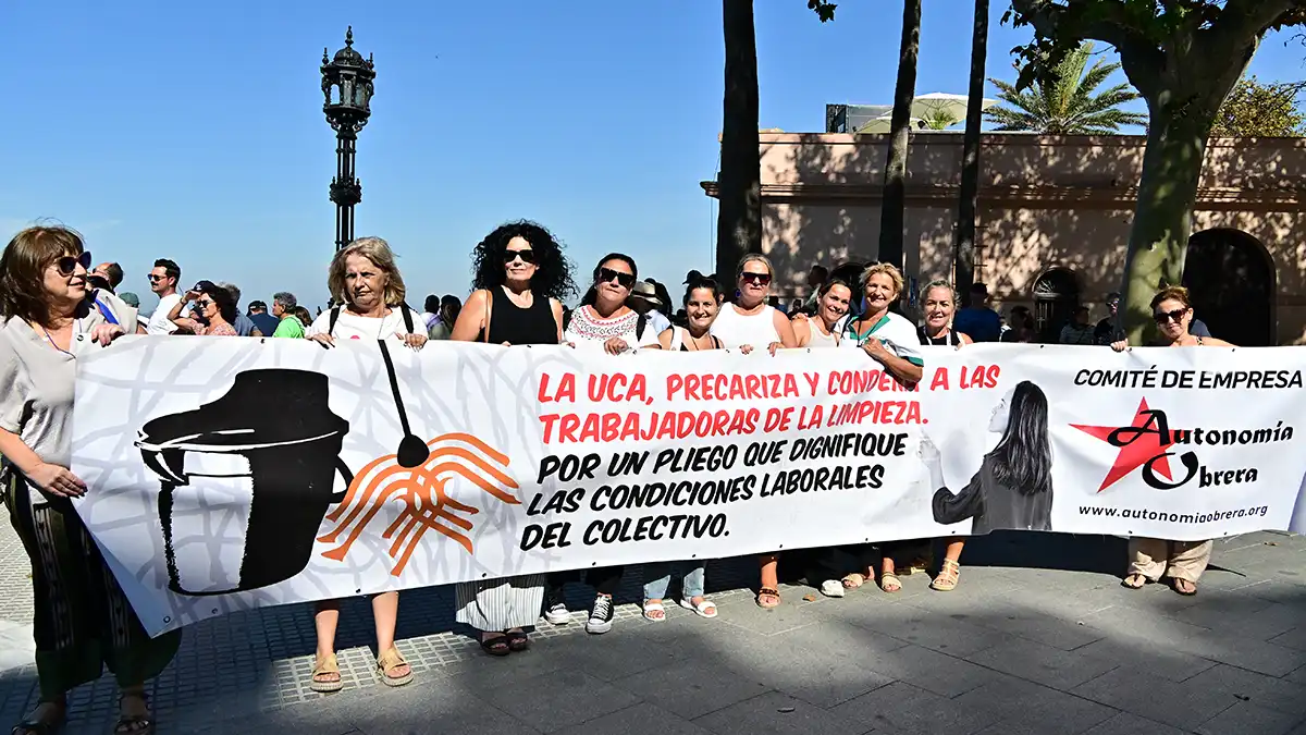 Trabajadoras de limpieza de la Universidad de Cádiz manifestándose con pancartas durante el fin de semana de la SailGP 2025.