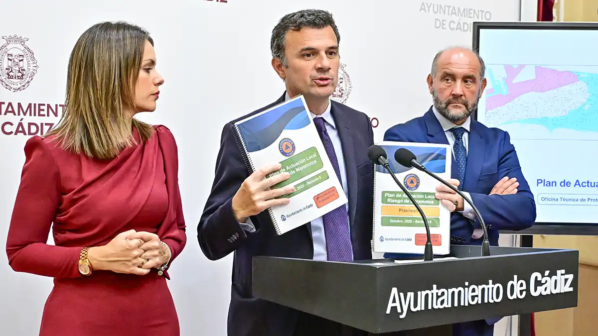 El alcalde de Cádiz, Bruno Garcia, ha presentado el plan junto a la concejala Beatrzi Gandullo y el concejal de Seguridad Ciudadana, Juancho Ortiz.