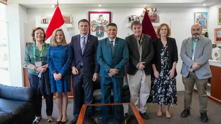 Representantes de ambos ayuntamientos y del Instituto Cervantes tras la firma del protocolo de hermanamiento.