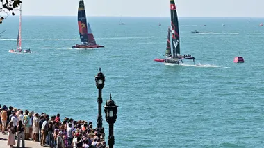 Catamaranes de la Sail GP compitiendo ante numeroso público en la balaustrada de Santa Bárbara