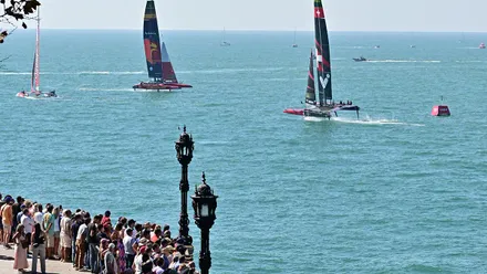 Catamaranes de la Sail GP compitiendo ante numeroso público en la balaustrada de Santa Bárbara