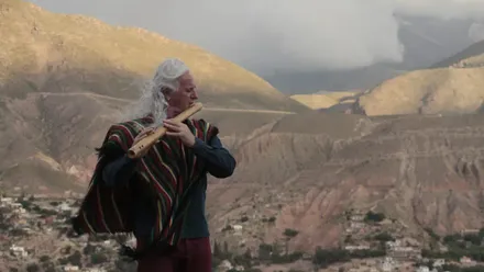 El cantautor argentino Gustavo Patiño durante una representación de *Pueblo Hermano*, espectáculo musical con el que participa este miércoles en el 40º Festival Iberoamericano de Teatro de Cádiz.