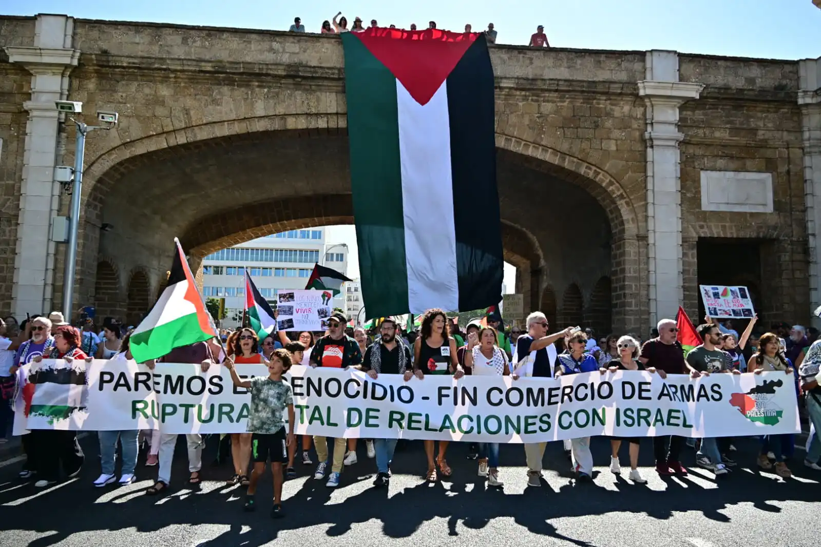 Bandera Palaestina desplegada desde uno de los arcos de Puerta de Tierra.