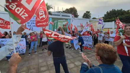 Manifestantes portando pancartas y banderas rojas y letras blancas de CCOO.